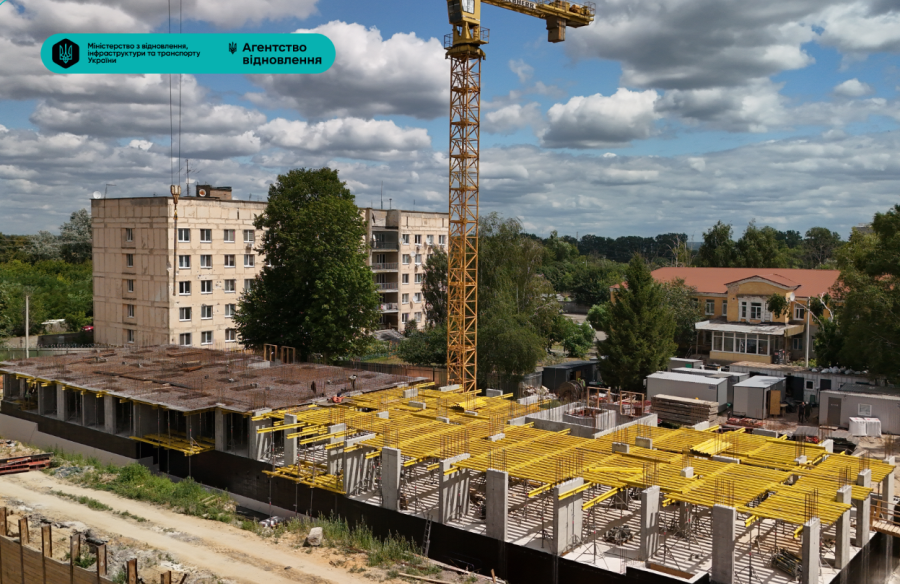  У Гостомелі зводять перші поверхи нових будинків на місці зруйнованого військового містечка 
