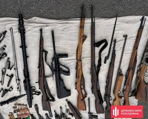  Судитимуть чотирьох торговців зброєю, які переробляли пневматику на бойову 