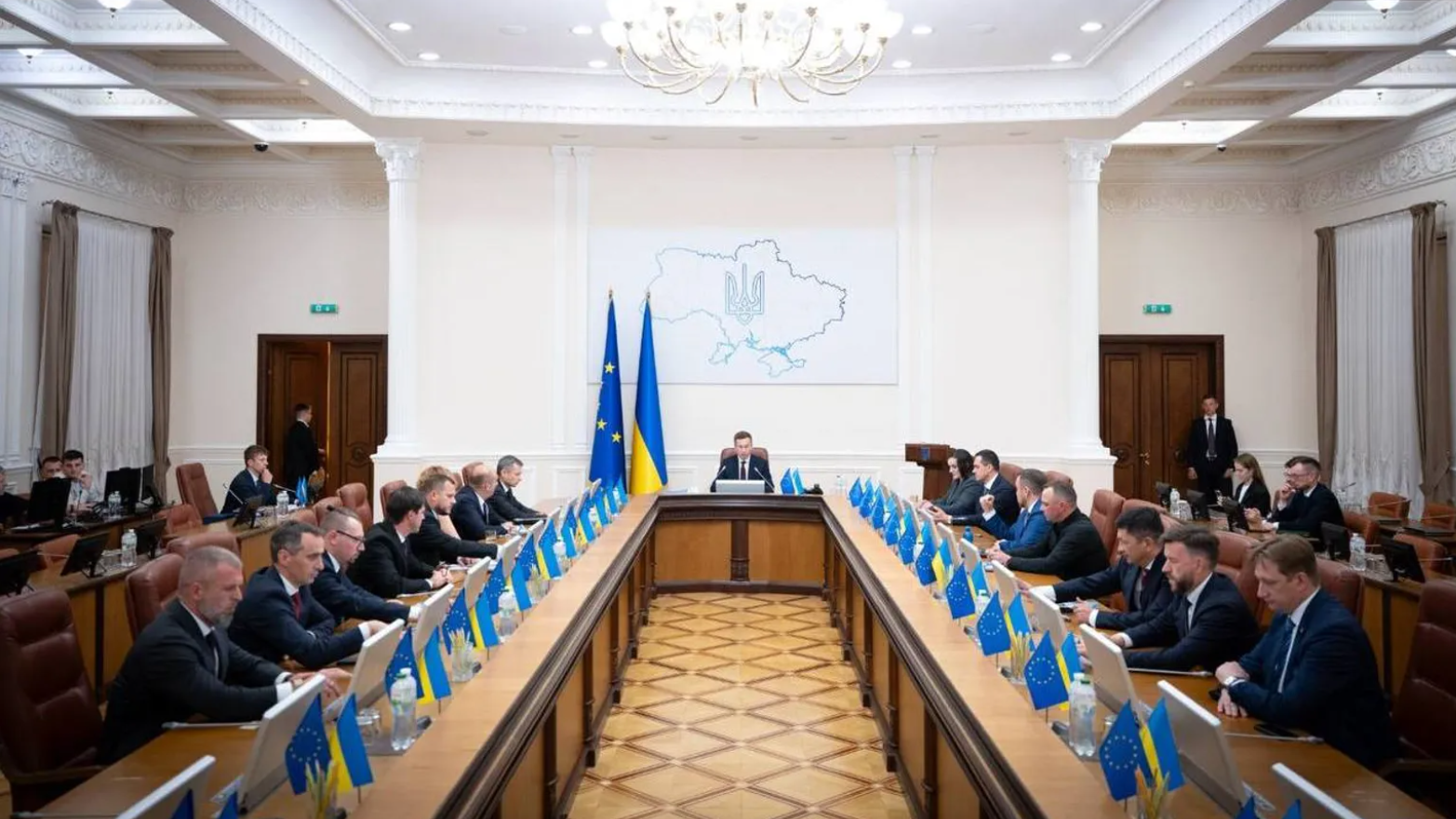  Кабмін провів реорганізацію: два міністерства розділили на чотири 