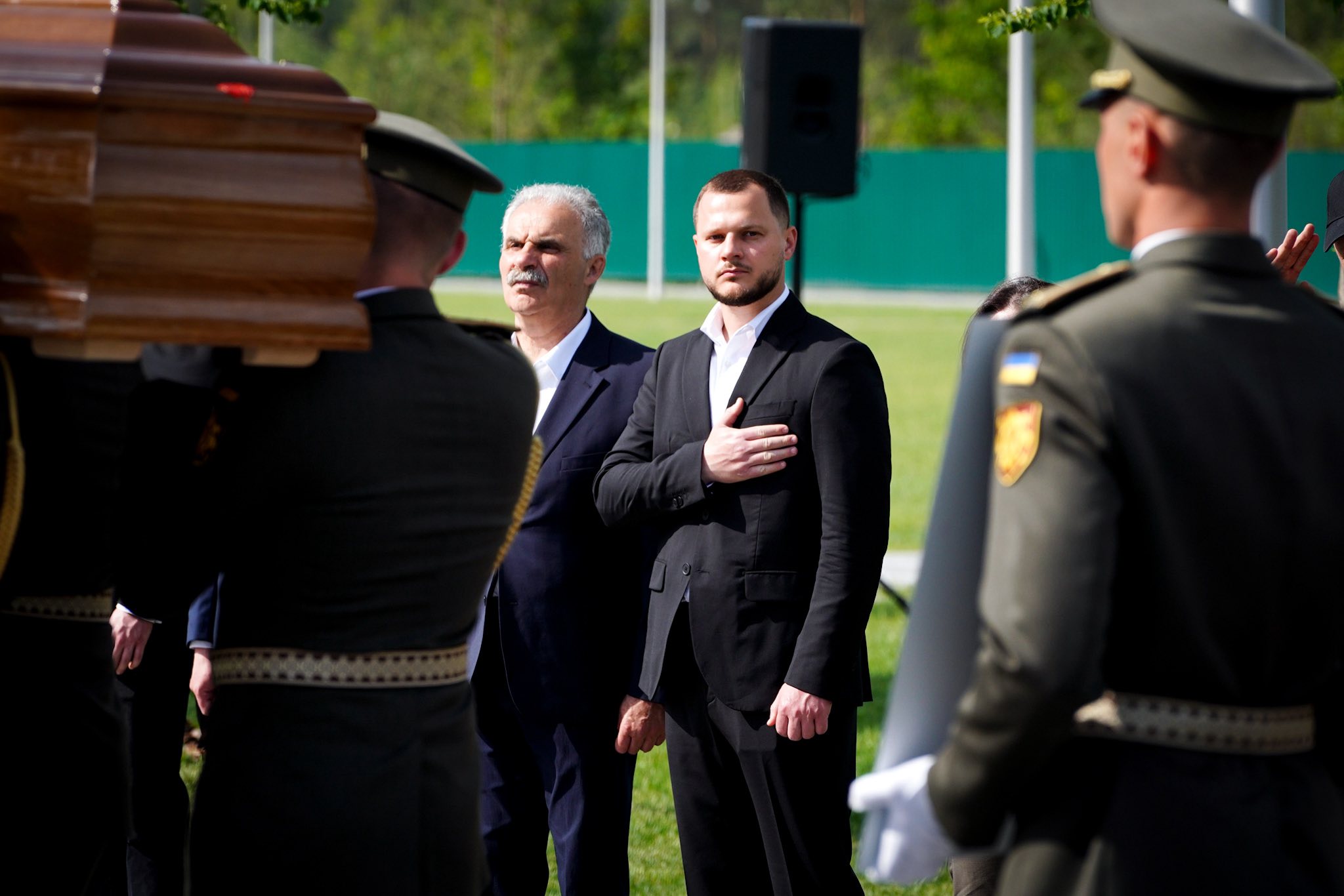  Микола Калашник вшанував пам’ять Андрія Мельника та Софії Федак-Мельник під час перепоховання на військовому кладовищі 