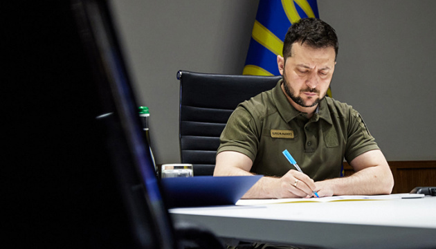  Макроекономічна підтримка з ЄС: Президент уповноважив Пишного та Марченка підписати документи 