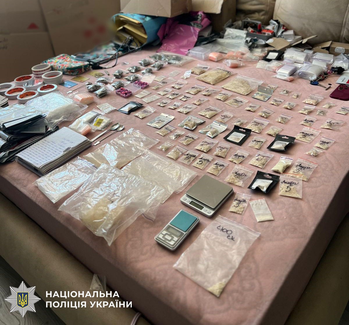  Поліцейські Києва ліквідували міжрегіональний канал збуту наркотиків та психотропів через закритий канал у месенджері 