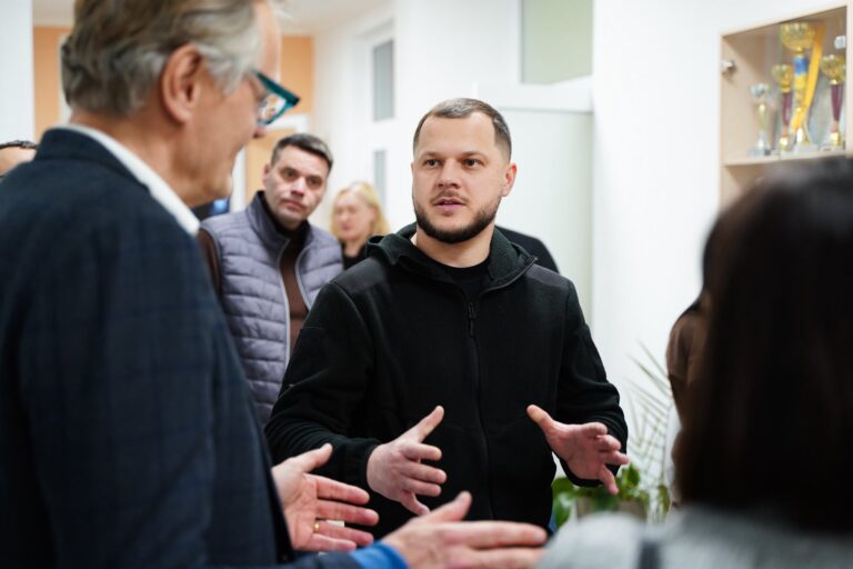  Микола Калашник разом із директором Enabel в Україні Дірком Депре оглянули новозбудоване укриття у Новопетрівському ліцеї 