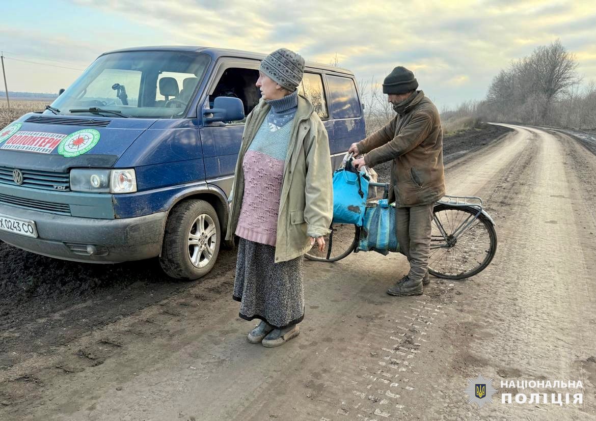  Поліцейські разом з волонтерами евакуювали чотирьох жителів з населених пунктів Ізюмського району 