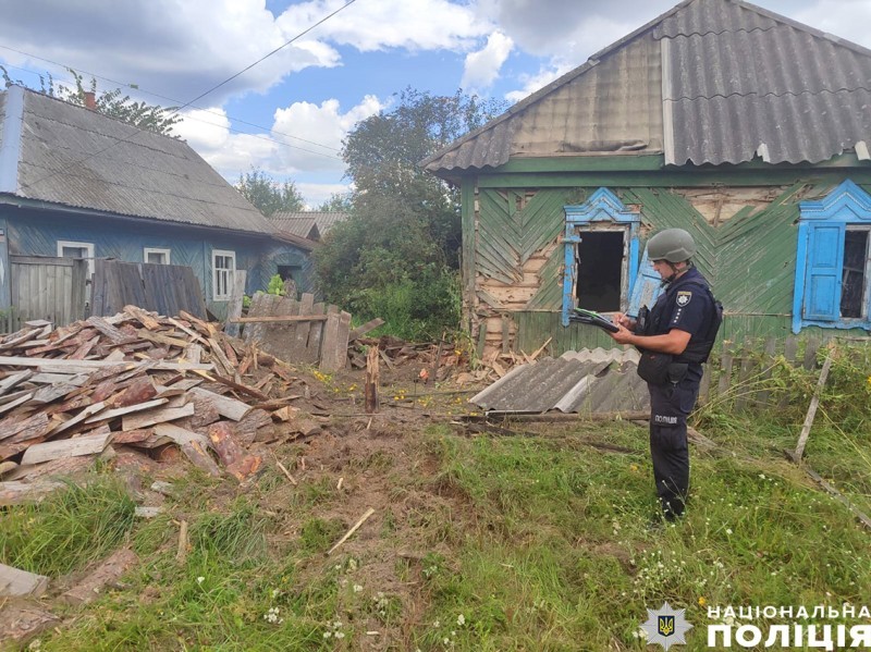  Поліція документує наслідки російських ударів по прикордонній Семенівці на Чернігівщині 