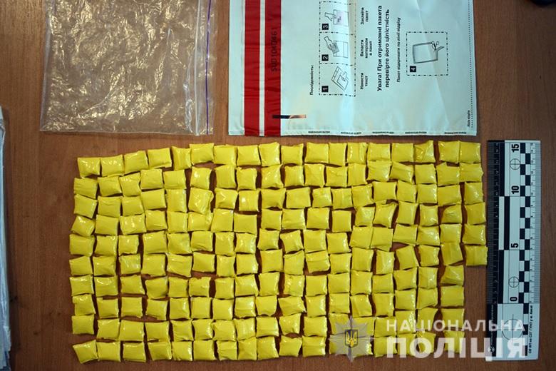  Підготував для збуту 176 пакетів з психотропами: поліцейські Києва затримали пасажира потягу 