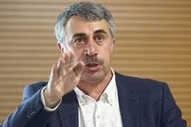 Лишать пенсии пожилых людей за выход на улицу, – Комаровский   