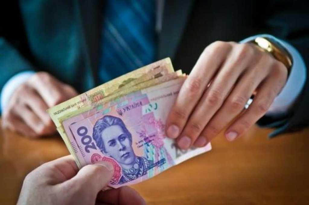  Погорів на хабарі: перед судом постане столичний податківець 
