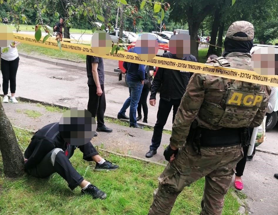  Во Львове полиция со стрельбой задержала банду грабителей с миллионами гривен 