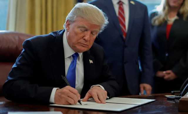  Трамп подписал указ о реформе полиции и запретил полицейским применять силу 