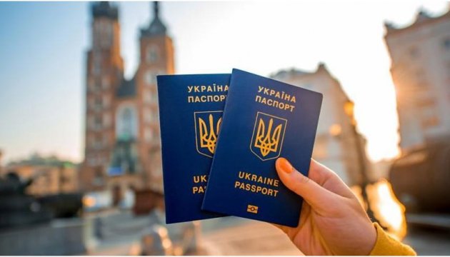  Українці можуть без віз їздити до майже 130 країн - Президент 