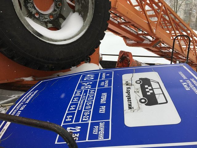  У Києві зносять таблички нелегальних маршрутів. 