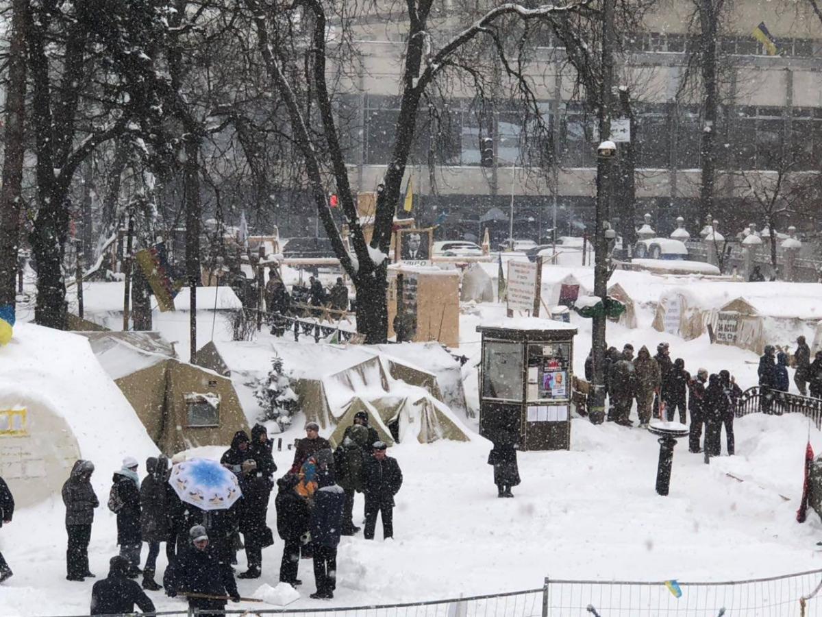 Стягнули Нацгвардію, стоять автозаки: активісти заявляють про початок зачистки наметового містечка під Радою. 