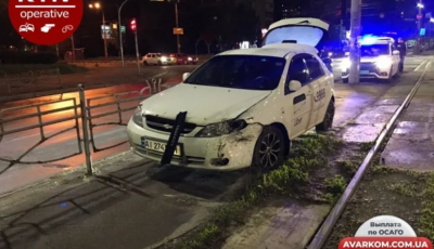 В Киеве такси столкнулось в полицейским автомобилем
