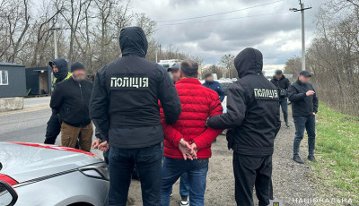 На Хмельниччині поліцейські затримали групу іноземців, підозрюваних у вимаганні, розбої та викраденні авто