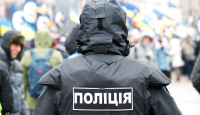 Продавали гуманітарні автомобілі: поліція Київщини затримала благодійницю та волонтера