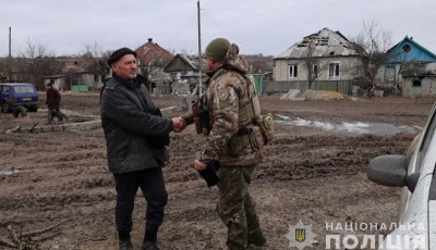 Поліцейські Луганщини доставили продукти харчування мешканцям прифронтових сіл