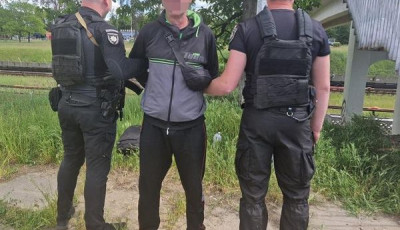 Київські спецпризначенці затримали чоловіка за грабіж на Лісовому масиві