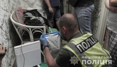 Столичні поліцейські на Троєщині затримали чоловіка за зберігання метадону та канабісу