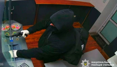 Поліцейські Києва затримали підозрюваного у розбійному нападі на пункт обміну валют на столичному Подолі