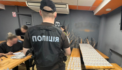 У Києві затримали жінку, яка за 18 тисяч доларів обіцяла «бронь» та виїзд за кордон