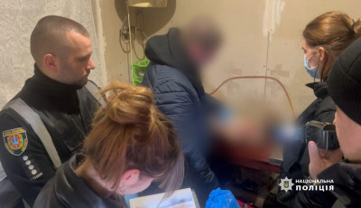 Залишили дитину без допомоги лікарів, а після її смерті тіло сховали в морозильнику: одеські поліцейські повідомили матері та її співмешканцю про підозру