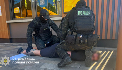 У Києві затримали чоловіка, який за 28 тисяч доларів обіцяв оформити фіктивну інвалідність та виїзд за кордон