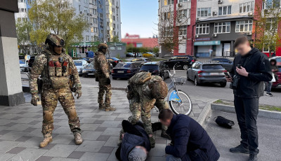 Поліція Києва викрила канал незаконної легалізації іноземців, двом оголошено підозру