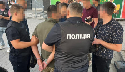 Налагодив схему оформлення фіктивних довідок про непридатність до служби : на Хмельниччині поліцейські затримали військового ТЦК