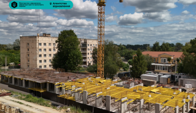 У Гостомелі зводять перші поверхи нових будинків на місці зруйнованого військового містечка