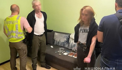 У Києві оперативники затримали подружжя наркозбувачів