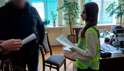 Посадовця Подільської РДА підозрюють у невиплаті допомоги дітям-сиротам на 425 тисяч гривень