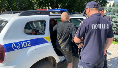 Катував та п’ять діб не випускав з оселі жінку з дітьми: на Чернігівщині поліція затримала підозрюваного у злочинах