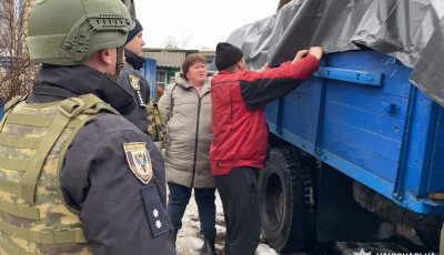 На Чернігівщині поліцейські забезпечили евакуацію родини пенсіонерів з обстрілюваного прикордонного села