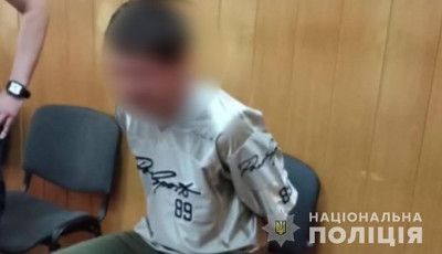 Підозрюваного у майновому злочині, який втік з-під конвою, затримано