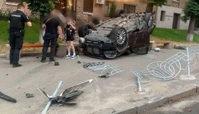 Алкоголя в 7 раз больше нормы: в Киеве пьяный парень на Mercedes устроил ДТП 