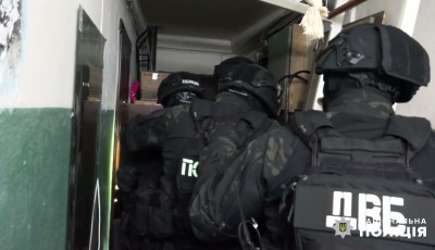 Столичні правоохоронці затримали групу псевдополіцейських – Нацполіція