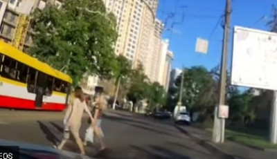 В Одессе мотоциклист «зацепил» беременную на переходе (видео)