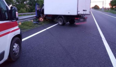 На трасі Київ – Одеса водій вантажівки заснув за кермом і влетів у відбійник 
