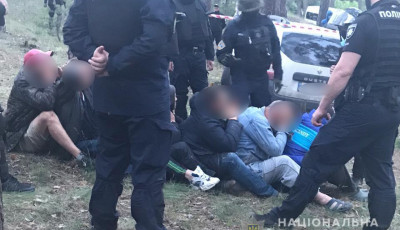 Под Харьковом люди с топорами и оружием набросились на 