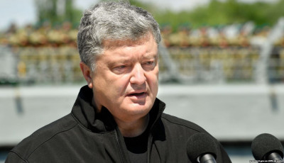 Порошенко привітав кримськотатарський народ із Днем прапора