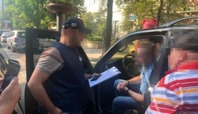 Обещал устроить на работу за 3 тысяч долларов: в Киеве задержали сотрудника СБУ